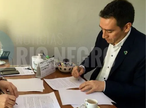Marcos Castro firma