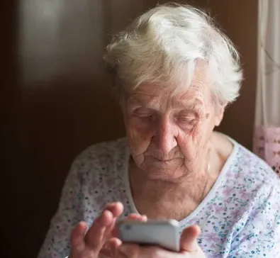 anciana_telefono_estafa