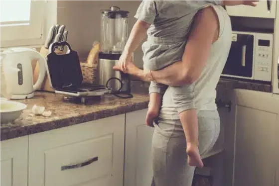 Madre-cuida-hijos-trabajadora-900x600