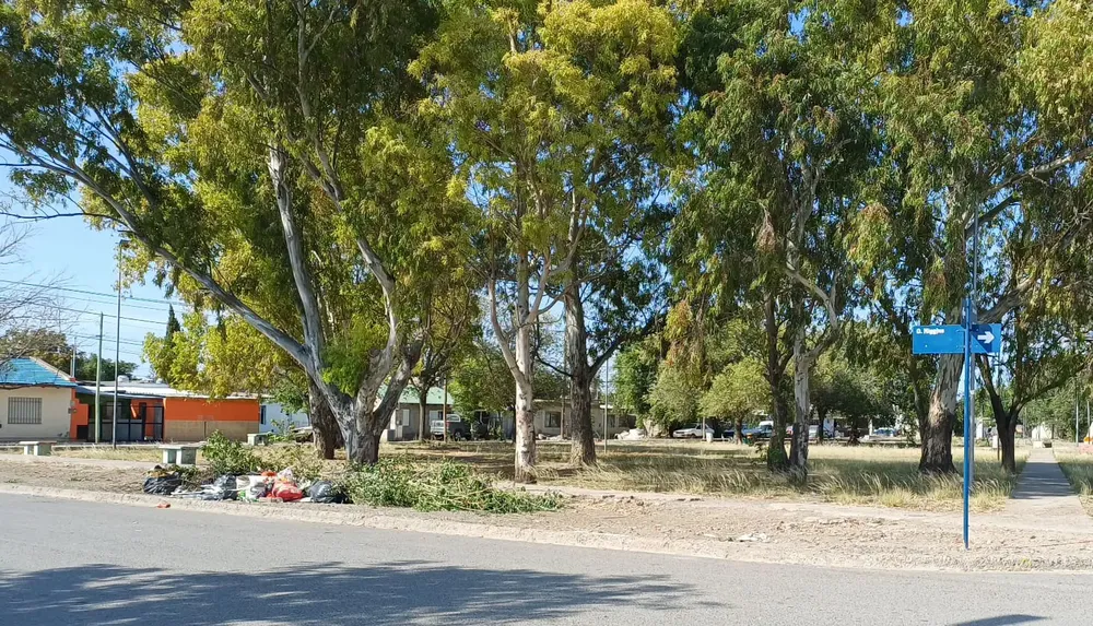 PLAZA BARRIO ZATTI BASURA