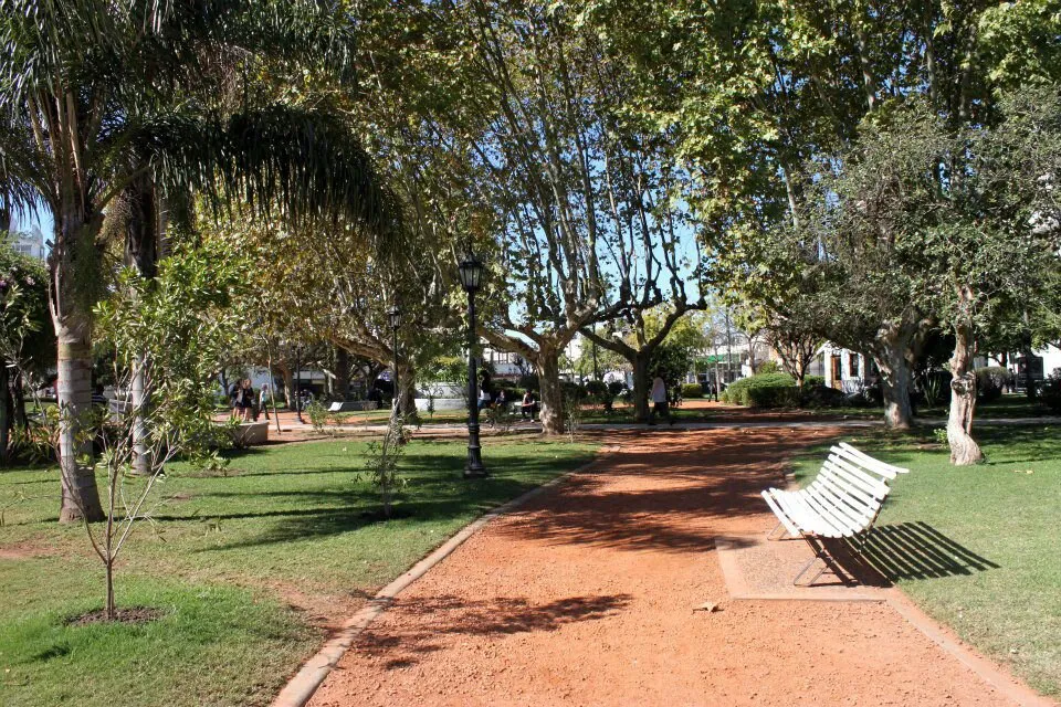 Plaza_12_de_octubre,_Pilar