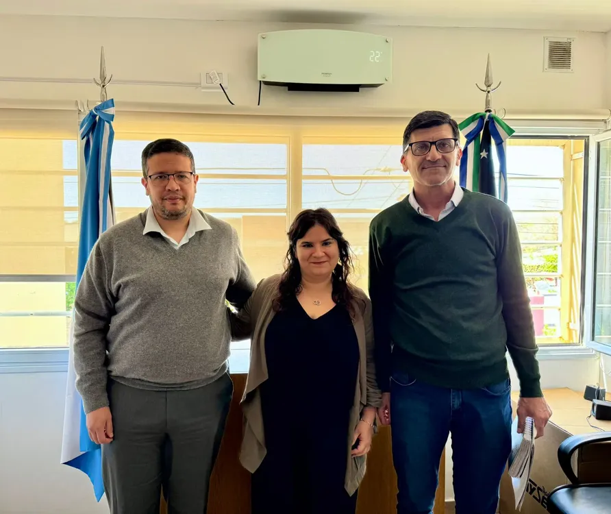 Javier Acevedo junto a Ramiro Gómez Salomón y Soledad Delgado