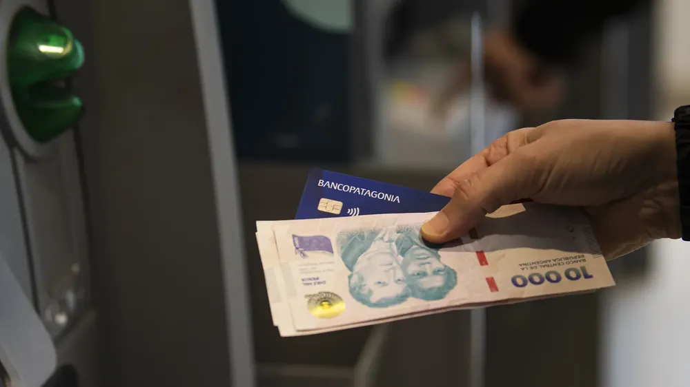 DINERO, TARJETA, BANCO PATAGONIA