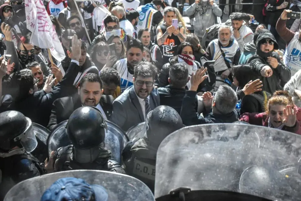 INCIDENTES EN LA LEGISLATURA - DELGADO SEMPE - JOSE LUIS BERROS
