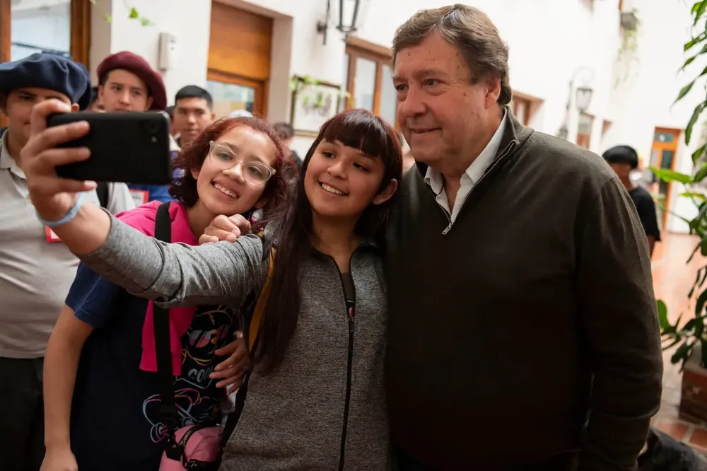 ALBERTO WERETILNECK JOVENES