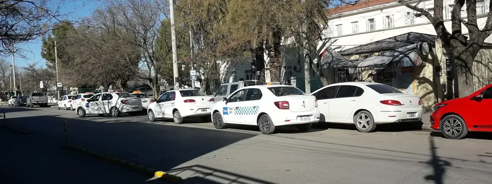 HOSPITAL, TAXIS, DOBLE FILA