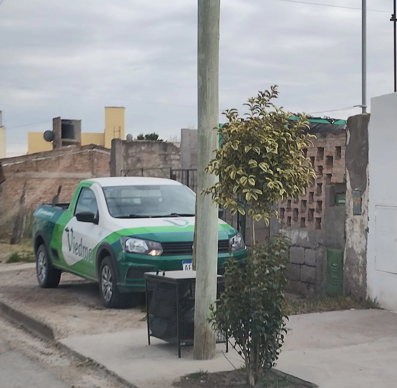 CAMIONETA MUNICIPALIDAD DE VIEDMA EN LA VEREDA