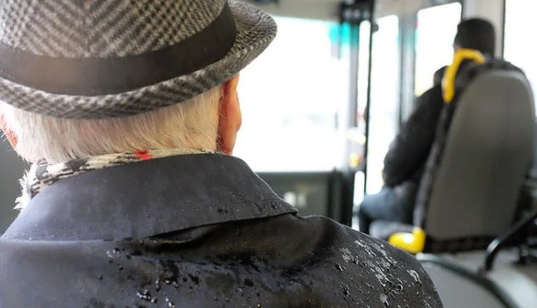PERSONAS MAYORES EN EL TRANSPORTE PUBLICO