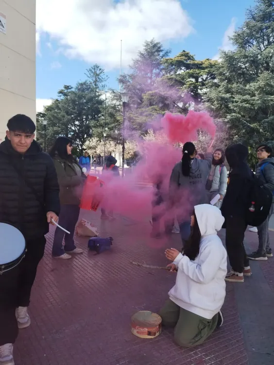 SENTADA DE ALUMNOS DE LA ESCUELA TECNICA DE PATAGONES