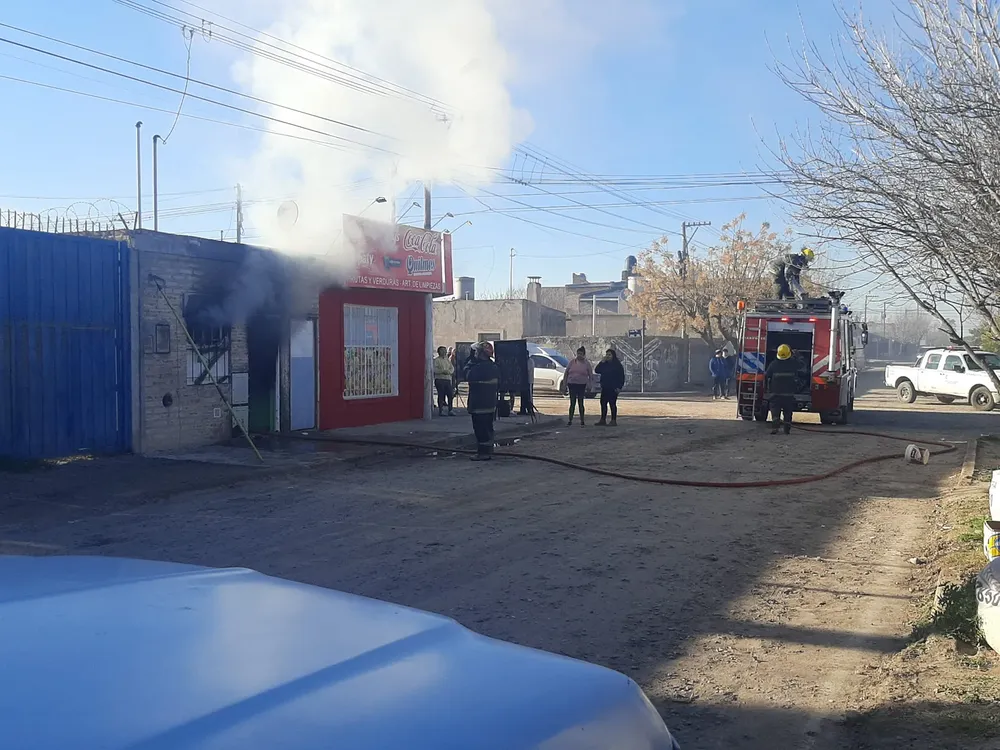 INCENDIO EN VILLA LYNCH DE PATAGONES (Gentileza Javier Cambarieri)