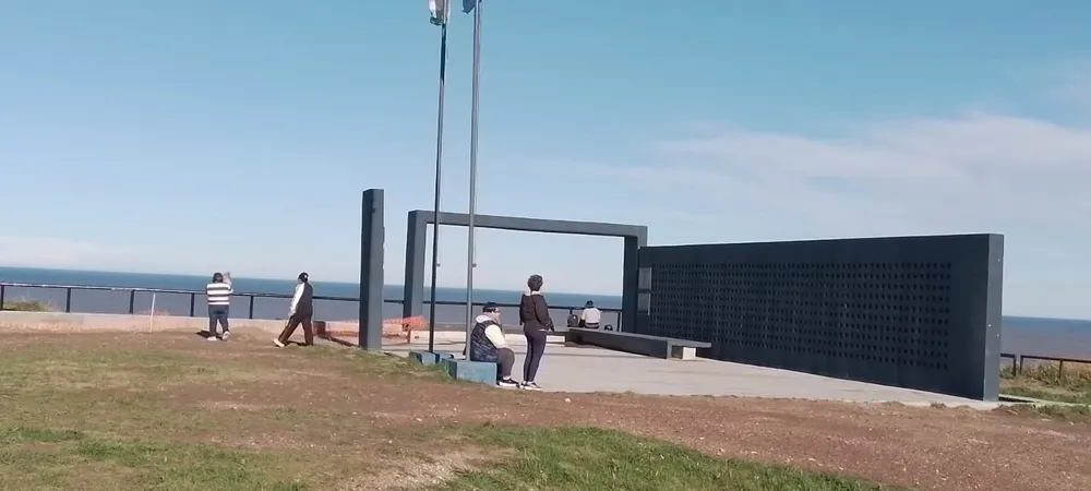 MEMORIAL MALVINAS EL CONDOR GRIETA