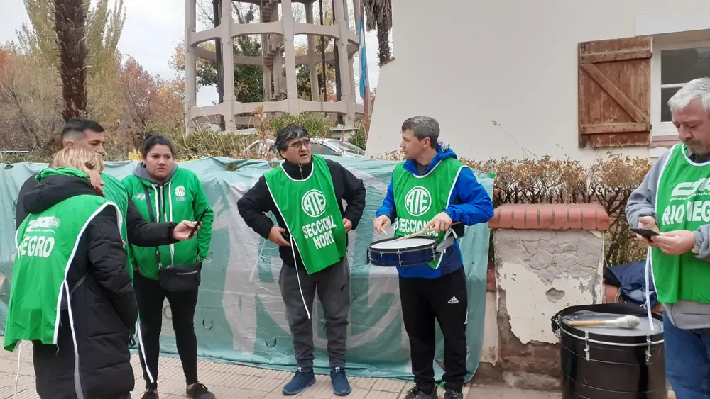 PROTESTA DE ATE EN AGUAS RIONEGRINAS