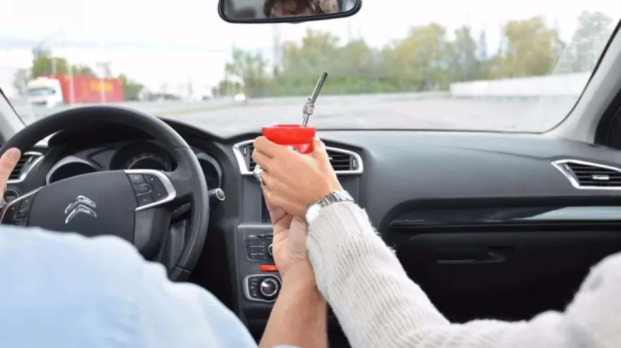 MATE CONDUCIENDO