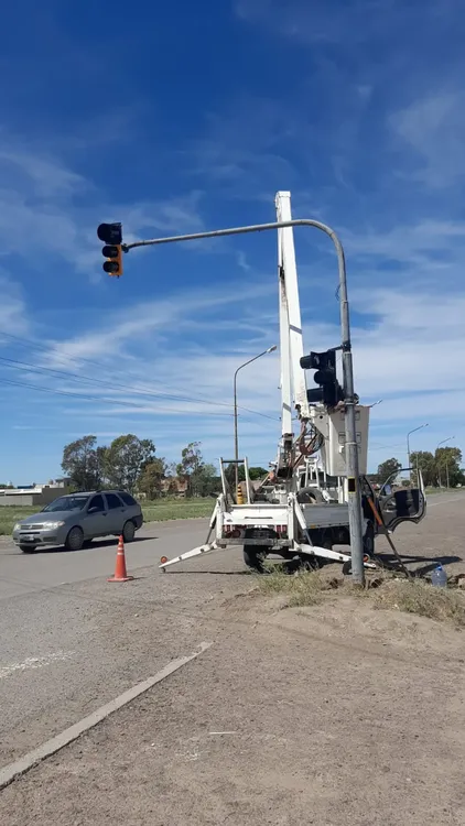 SEMAFORO - RUTA 1 Y AVENIDA GIACHINO