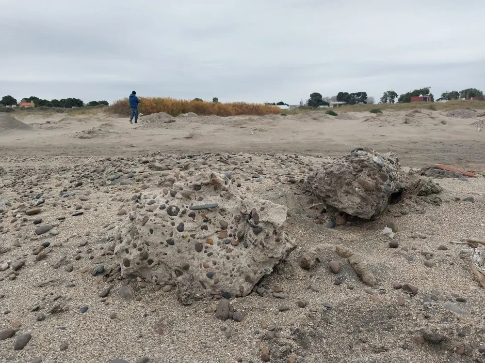 ESCOMBROS EN LAS PLAYAS DE EL CONDOR