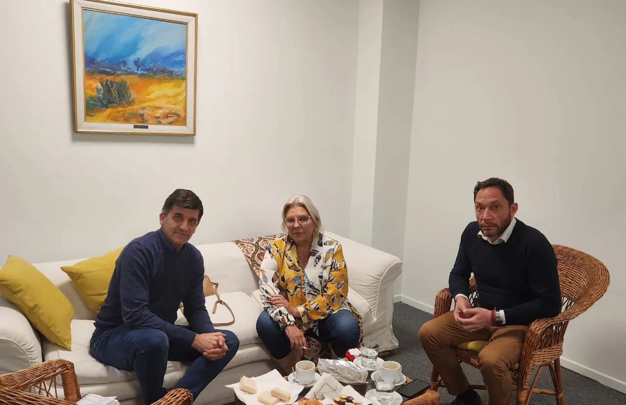 JAVIER ACEVEDO JUNTO A ELISA CARRIÓ