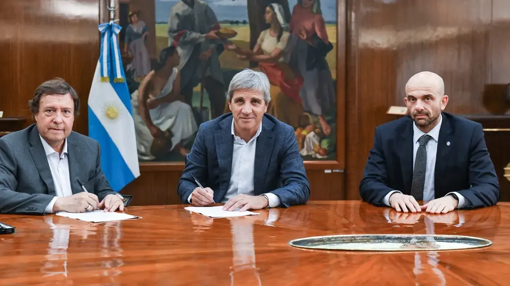 Alberto Weretilneck, Luis Caputo y Franco Mogetta