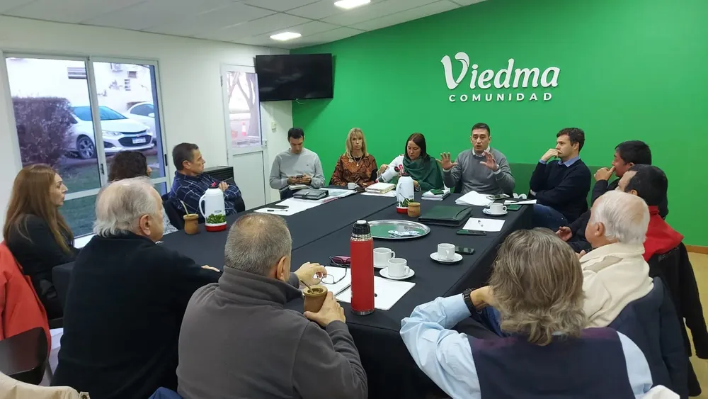 MARCOS CASTRO CON VECINOS DEL BARRIO DON BOSCO
