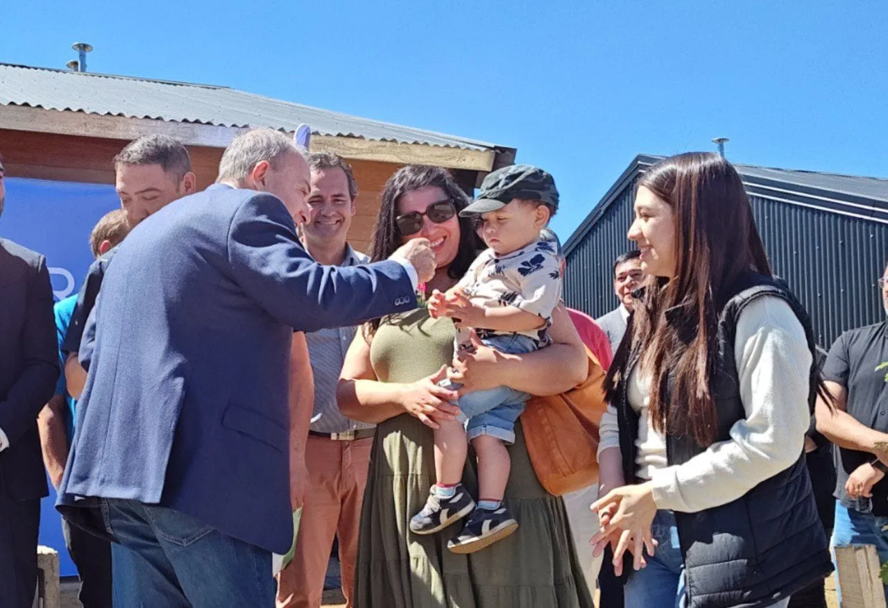 PEDRO PESATTI ENTREGA VIVIENDAS EN BARILOCHE