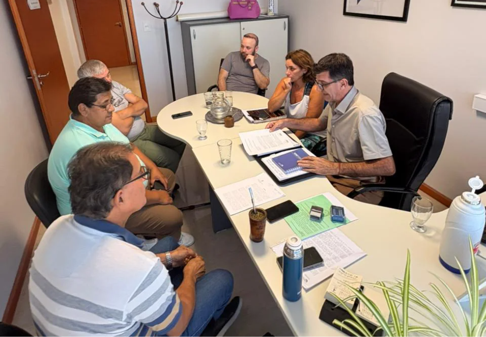 ARI MESA DIALOGO POLICIAL