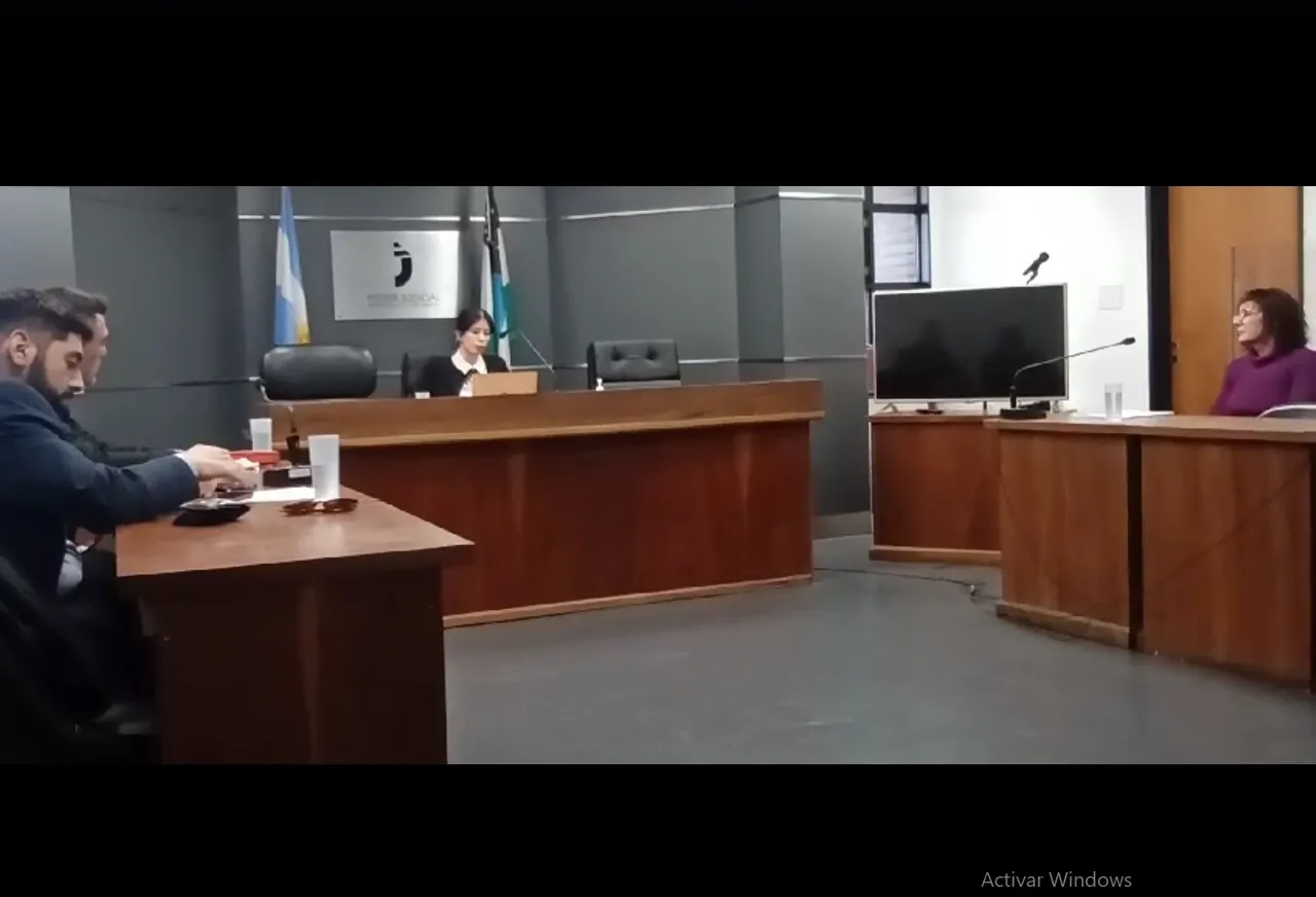 VIDEO) Viedma: lo invitaron a jugar en una PC, se fueron a dormir y  aprovechó para apropiarse de videos íntimos