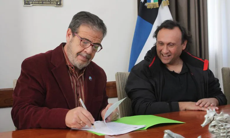 Adrián Casadei y Mauricio Dulio Cenere firman el contrato