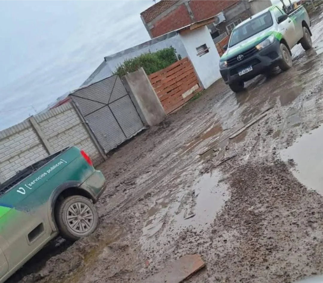 BARRIO ALVAREZ GUERRERO CAMIONETA MUNICIPAL ENCAJADA