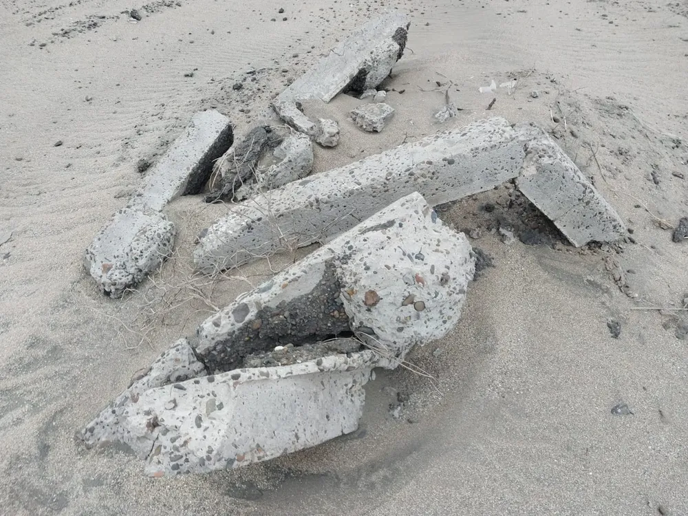 ESCOMBROS EN LAS PLAYAS DE EL CONDOR