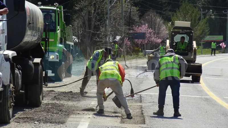 Ruta 40: comenzaron las tareas de bacheo en caliente entre Bariloche y ...