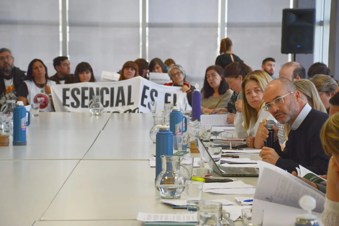 UNTER EN COMISION DE LA LEGISLATURA