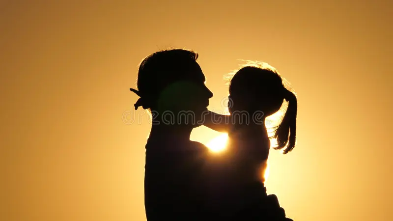 papá-está-rodeando-su-querida-y-saludable-hija-en-sus-brazos-silueta-de-padre-e-hijo-al-atardecer-feliz-niño-pequeño-200574886