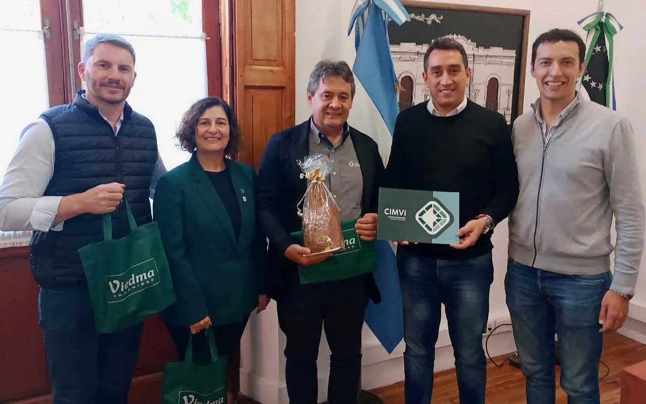 MARCOS CASTRO Y GASTON GUTIERREZ JUNTO A integrantes del equipo del Consorcio Intermunicipal do Medio Vale do Itajaí