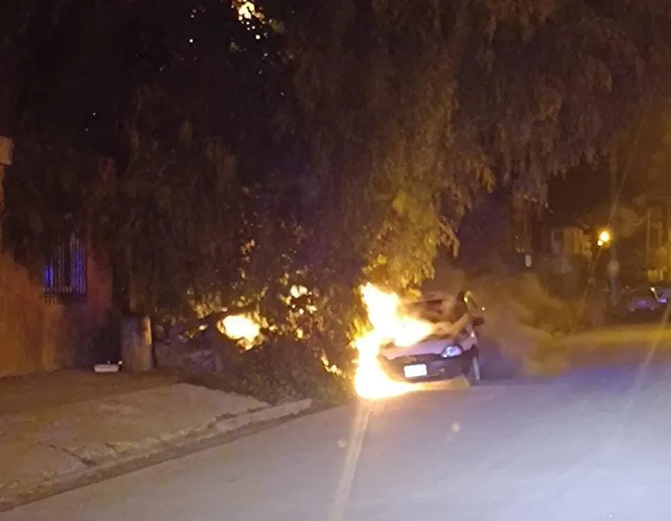 INCENDIO DE AUTO EN EL BARRIO SAN MARTIN DE VIEDMA