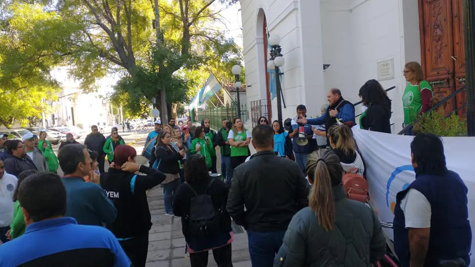 TRABAJADORES MUNICIPALES DE VIEDMA EN ASAMBLEA