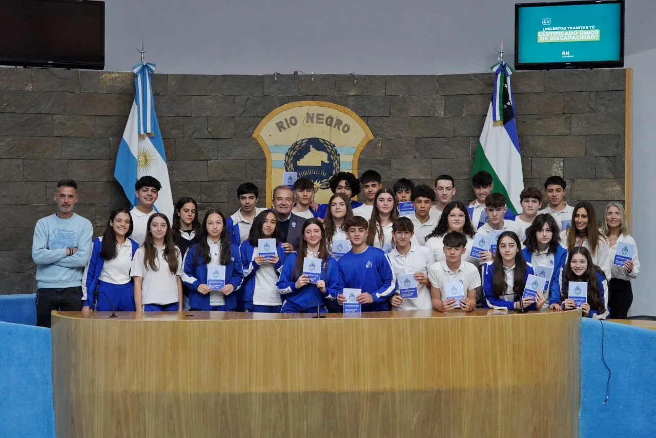 ALUMNOS DEL INSTITUTO MODELO VIEDMA EN LA LEGISLATURA