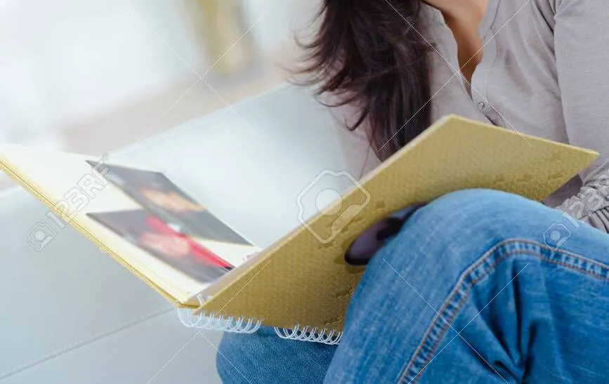 88215955-mujer-mirando-su-álbum-de-fotos