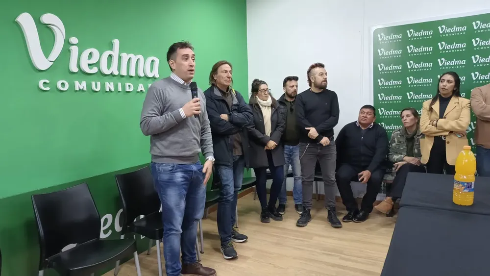 MARCOS CASTRO JUNTO A TRABAJADORES DE PRENSA
