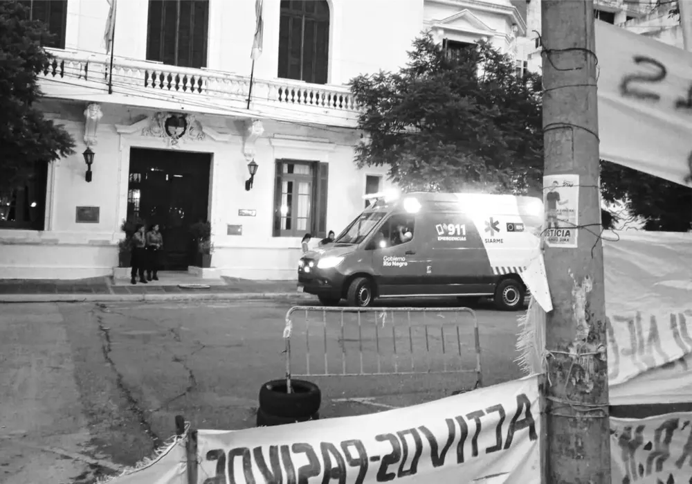 SILVIA FUENTES POLICIA RETIRADA ENCADENADA