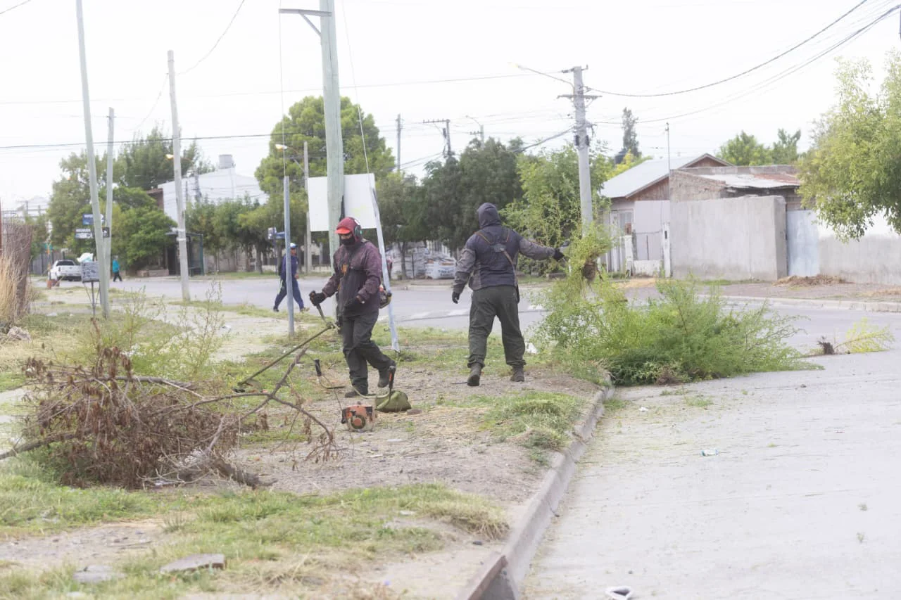 VIEDMA LIMPIA CON LA COMUNIDAD BARRIO SANTA CLARA