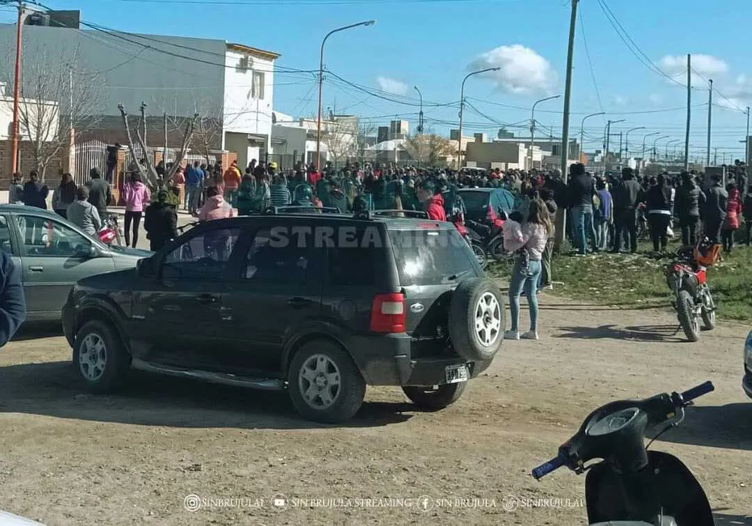 PUEBLADA EN SAN ANTONIO OESTE-DOCENTE-ABUSO SEXUAL