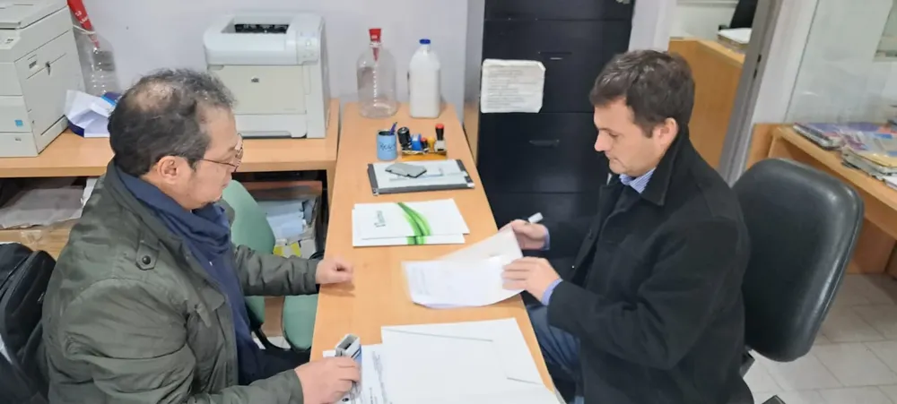 Juan Zaragoza y el director del Centro de Capacitación Técnica 4 Héctor Benítez