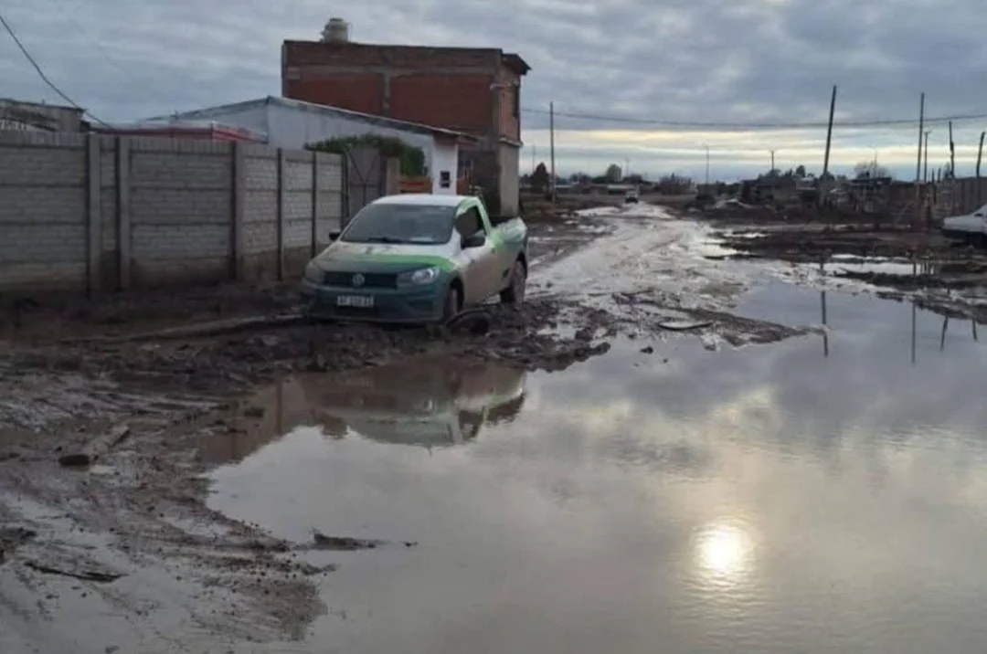 BARRIO ALVAREZ GUERRERO CAMIONETA MUNICIPAL ENCAJADA