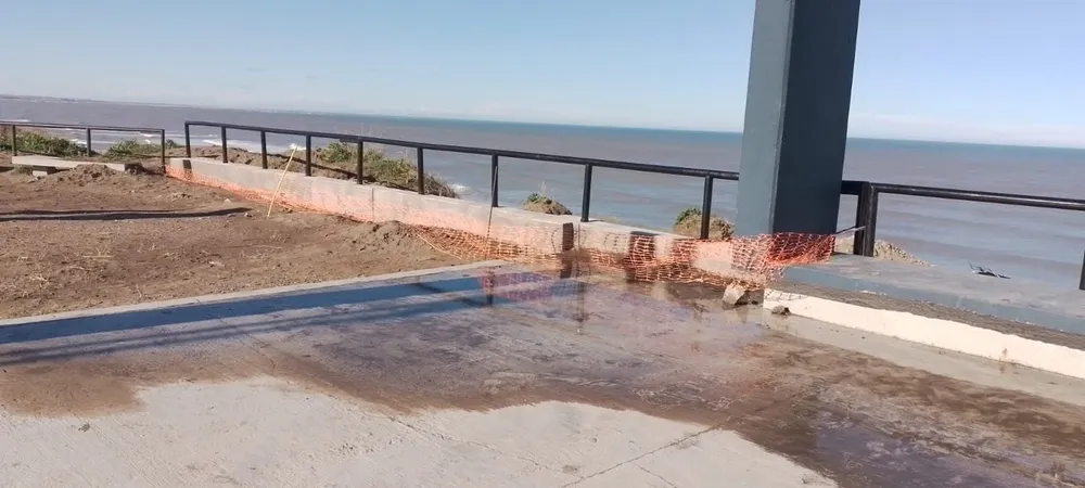 MEMORIAL MALVINAS EL CONDOR GRIETA