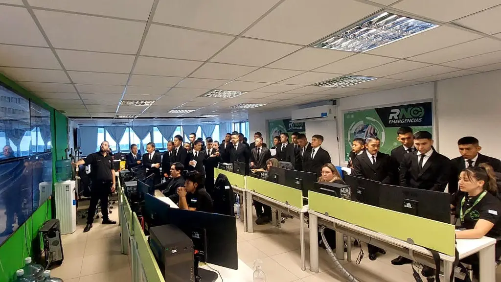 policías visitaron el Centro de Monitoreo de cámaras de Viedma