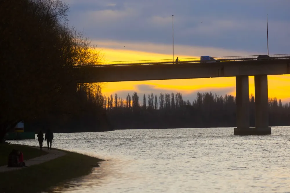 COSTANERA DE VIEDMA Y PUENTE BASILIO VILLARINO