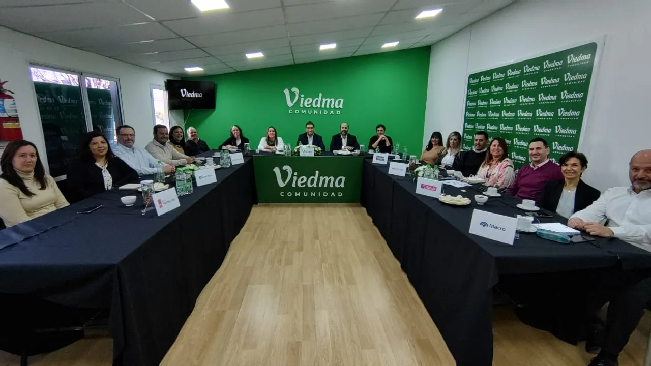 MARCOS CASTRO CON REPRESENTANTES DE BANCOS DE VIEDMA