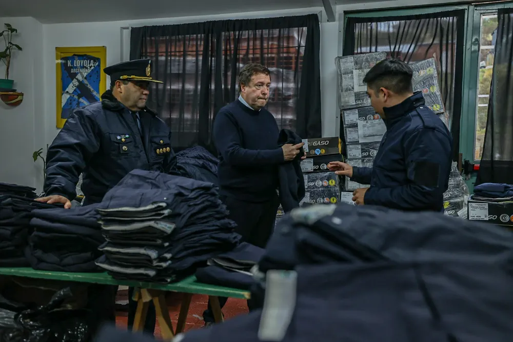 POLICIA INDUMENTARIA WERETILNECK