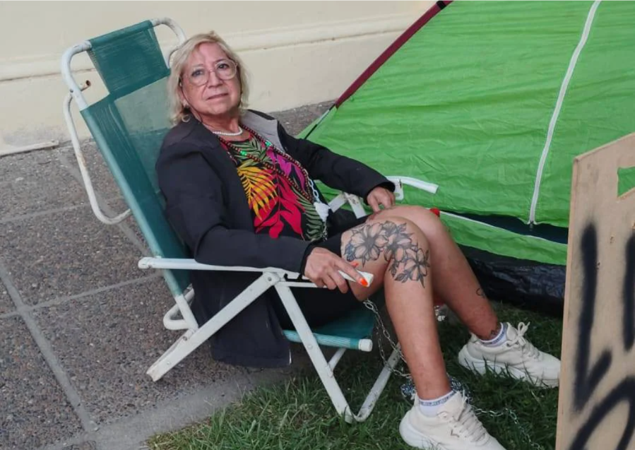 POLICIA RETIRADA ENCADENADA