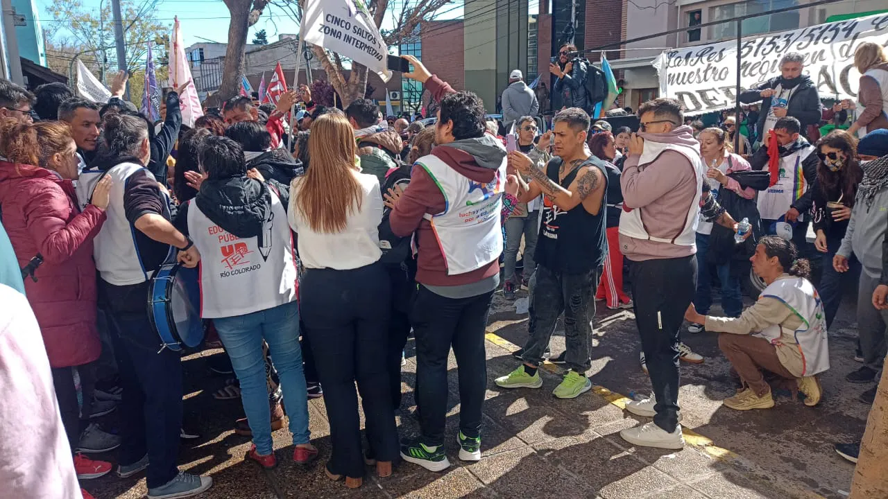 MANIFESTACION DE UNTER EN LA LEGISLATURA