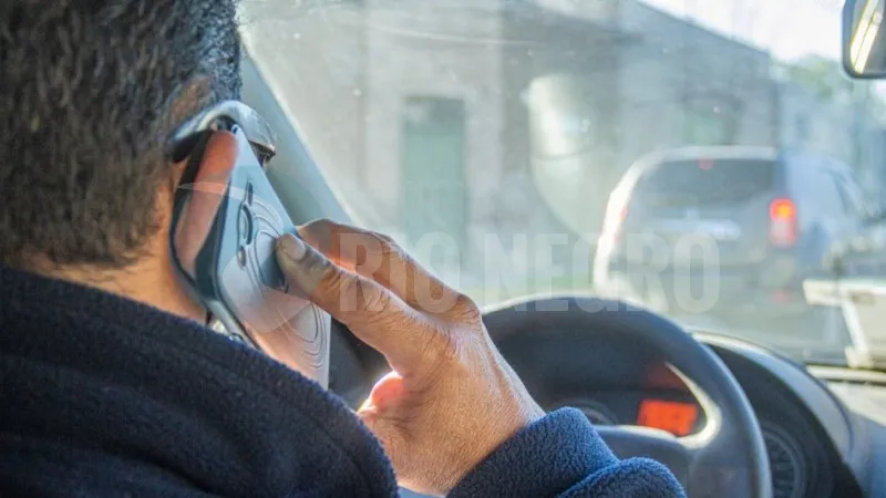telefono celular conduce volante auto
